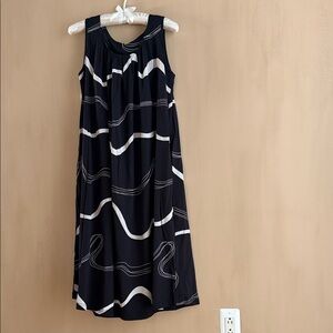 Elegant Black and White Sleeveless Dress